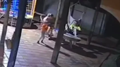 2 жасар бала әкесінің тапаншасымен ойнап отырып, анасын атып өлтірді (ВИДЕО)