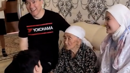 «Келмей жатып төрге шығып алған»: Сәкен Майғазиевтің жас келіні тағы да елдің сынына ұшырады (ВИДЕО)