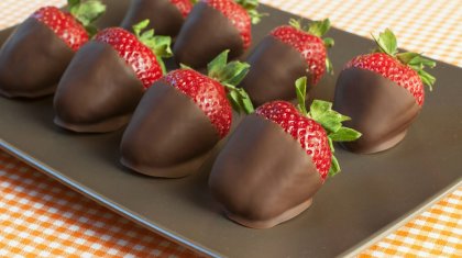 «Шоколадпен қапталған құлпынай сатамын»: Шымкенттіктерді алдаған екі алаяқ сотталды