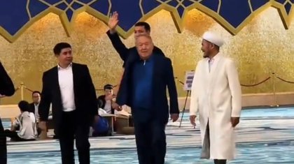 Назарбаевтың бас мешіттегі видеосы тарады (ВИДЕО)
