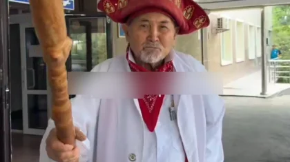 «Жемқорлықтың малайлары»: Амантай қажы өзі жайлы жалған ақпарат таратқан журналистерге шүйлікті (ВИДЕО)