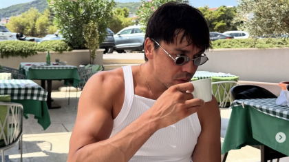 «Қазақтың Киркоровы»: Нұрболат Абдуллин ерекше образымен көпшілікті тәнті етті (ФОТО)