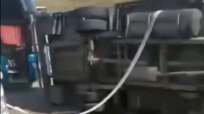 Жолда қалғып кеткен: Жүргізуші өз көлігінің астында қалып қаза тапты (ВИДЕО)