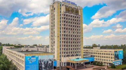 Қаралы хабар: Алматыда студент қыз ҚазҰУ-дың 14-қабатынан секіріп кетті