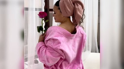 «Денесін ашып не көрінді»: Ашық-шашық киінген Мөлдір Мұқан тағы елдің сынына қалды (ВИДЕО)