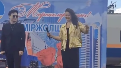 «Вокзалды сахнаға айналдырғаны несі»: Вокзалда ән айтқан Мөлдір Мұқанова көптің күлкісіне қалды (ВИДЕО)