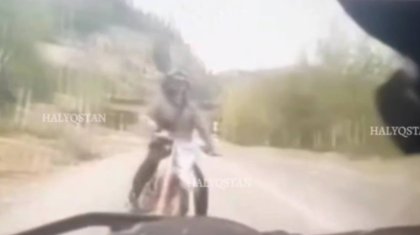 Риддерде полицей мотоцикл жүргізушісін тоқтатамын деп қағып кетті (ВИДЕО)