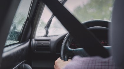 Ауыр халде жатыр: Ақтөбеде көлікте отырған жүргізушіге шабуыл жасалды