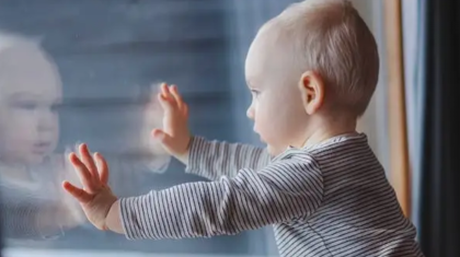 Ата-анасы үйде болмаған: Астанада 3 жасар бала терезеден құлап ажал құшты