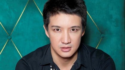 Айқын Төлепбергеннің сахнадағы ерсі әрекеті жұрттың жағасын ұстатты (ВИДЕО)