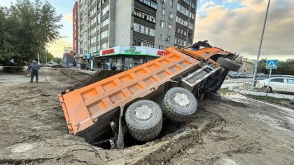Жаңа жөнделген жолдың сапасы сынға түсті: Ауыр жүк көлігі шұңқырға батып қалды