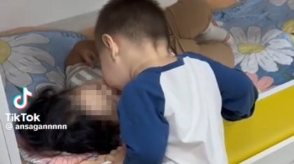 Балабақшада сүйіскен екі бүлдіршін жұртты дүрліктірді (ВИДЕО)
