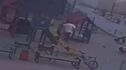 Атырауда ер адам балалар алаңында 9 жасар баланы аяусыз ұрып-cоққан (ВИДЕО)