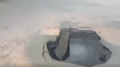 Әкімдік жұмысы салғырт: Шучинскіде асфальт екі аптаға жетпей ойылып түсті, жүргізушілер жолда жүруге қорқады