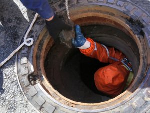 Қарағандыда кәріз құбырын ауыстырып жатқан 2 жұмысшы ажал құшты