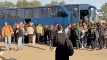 «Автобустар жетпей жатыр»: Теміртауда жолаушылар тағы да аялдамада сағаттап тұр