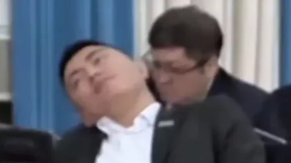 «Ұйықтап отыр ма?»: Дәулет Мұқаев Үкімет сағатындағы әрекеті үшін сынға қалды (ВИДЕО)