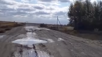 «Ауылға апарар жол жоқ»: Марқакөлдің кіреберісіндегі шұрық-тесік жол халықтың ашуын туғызды (ВИДЕО)