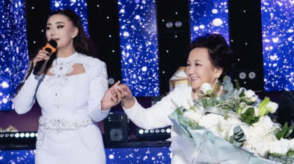 «Кезінде қалыңдықтың ақ көйлегін кимеген»: Мадина Сәдуақасова анасына тосынсый жасады (ВИДЕО)