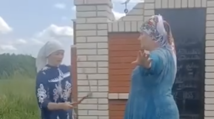 Моланың дәл жанында қамшымен емдеген бақсының әрекеті елдің ашуына тиді