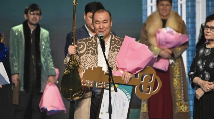 Ақындар айтысы: Айбек Қалиев «Алтын домбыра» иегері атанды