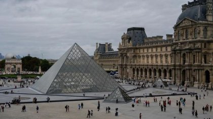 Парижде әлемге әйгілі Лувр мұражайын 7 минутта тонап кетті