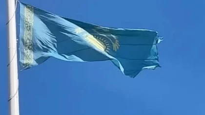 Атырауда мемлекеттік ту теріс ілініп, тұрғындардың наразылығын тудырды