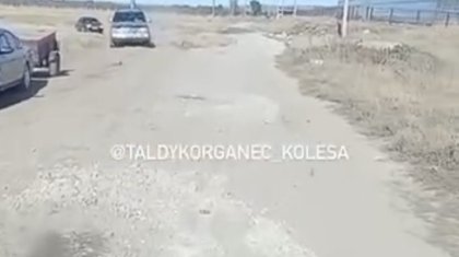 Текеліге кіретін жол – нағыз сынақ: айналма жол ойдым-ойдым, жүргізушілер ашулы