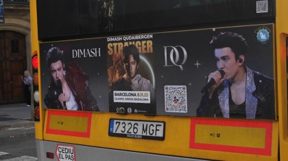 Барселонада Димаш Құдайбергеннің суреті бейнеленген автобустар жолға шықты