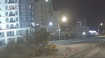 Ақтауда полицей жүк тиегішке соғылып, қаза тапты (ВИДЕО)