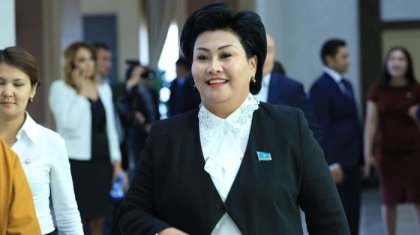 Атырауда пара алғаны үшін сотталған Бақытгүл Хаменова тойда көзге түсті