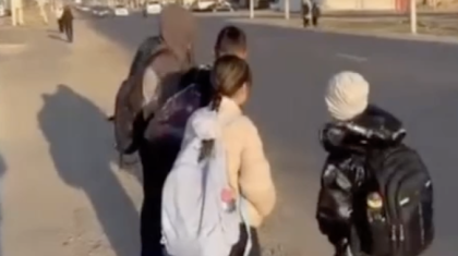 Таразда 69-мектептің алдында бағдаршам да, жаяу жүргіншілер өткелі де жоқ