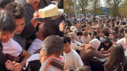 «Африканың өзінде кезекке тұрады ғой»: Тегін суши мен тортқа таласқан алматылықтар бірін бірі таптады (ВИДЕО)