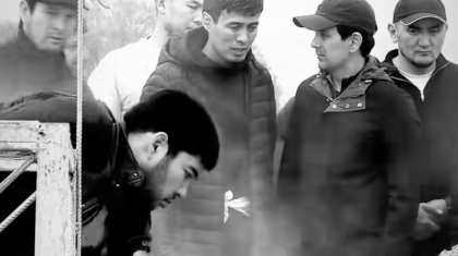 «Көмгеніне дейін түсіру мақтаныш па?»: Әкесіне топырақ салған Ердос Қанаевтың әрекеті көпшілікке жақпай қалды (ВИДЕО)