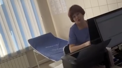 «Тегін болған соң бізге осылай қарайды»: Өскеменде жүкті әйелдер дәрігерге кіре алмай жүр