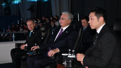 Тоқаев Үстел теннисінен әлемдік жұлдыздардың қатысуымен өтіп жатқан шоу-матчты тамашалады