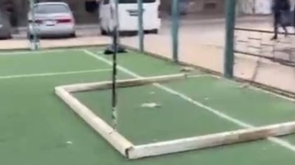 Ақтауда балалар ойнап жүрген спорт алаңында қақпа құлап түсті