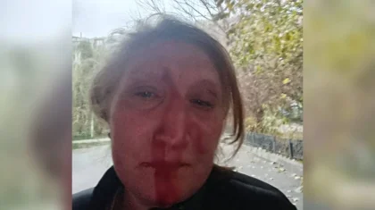 Алматыда тұрғын үй кешенінде курьер күзетші әйелді ұрып кеткен