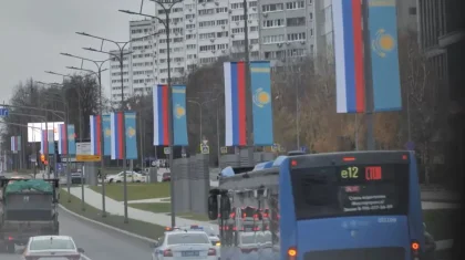 Қазақстанның көк туы Мәскеу көшелерінде желбіреп тұр (ВИДЕО)