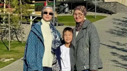 «Жалғыздық тек Құдайға жарасқан»: Мөлдір Әуебекованың анасы қызына үшінші рет тұрмысқа шығуға кеңес берді