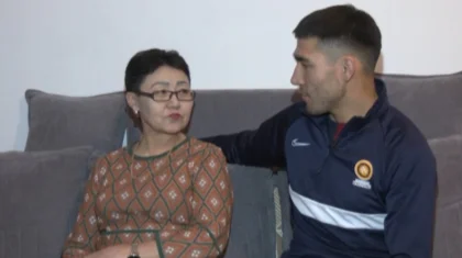 «Анасыз қалай өмір сүремін»: Көкшетаулық жігіт анасына бауырын беріп донор болды