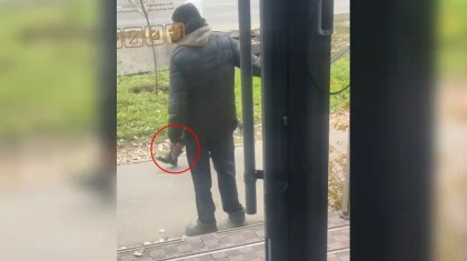 Алматы көшелерінде «тапанша» ұстаған ер адам бойжеткенді аңдып, артынан қуған (ВИДЕО)