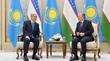 Тоқаев пен Мирзиёев «Ташкент-Хумо» әуежайында әңгімелесті