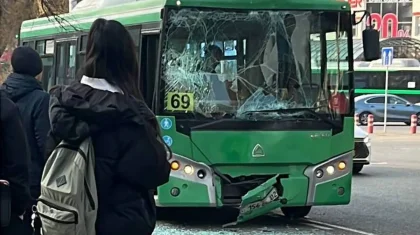 Зардап шеккендер бар: Алматыда екі автобус соқтығысып қалды (ВИДЕО)