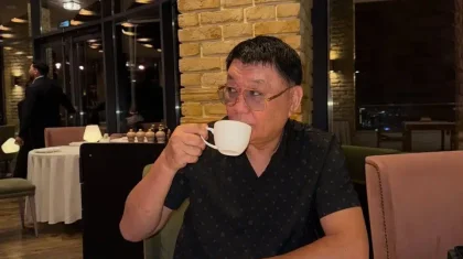 «Сыра ішіп жатырсыз ғой»: Қайрат Нұртастың әкесі желіні шулатты (ВИДЕО)