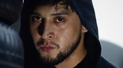 «Қан жұтқаныңызды көрдім»: Түрмеге отырып шыққан актер әкесін қуантты (ФОТО)