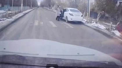 Ақтөбеде әйел оқушыны қаққан жүргізушіні ұрып тастады (ВИДЕО)