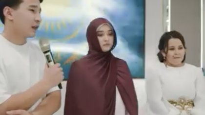 «Жалғыздық Құдайға ғана жарасқан»: Танымал блогер анасының ұзату тойын дүркіретіп өткізді (ВИДЕО)