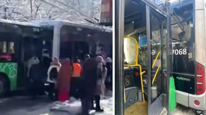 Алматыда автобус аялдамада тұрған троллейбусқа соғылды (ВИДЕО)