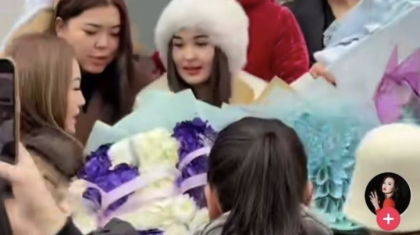 «Салтанатұлы»: Танымал блогер ұлын өзінің тегіне жаздырып алған (ВИДЕО)